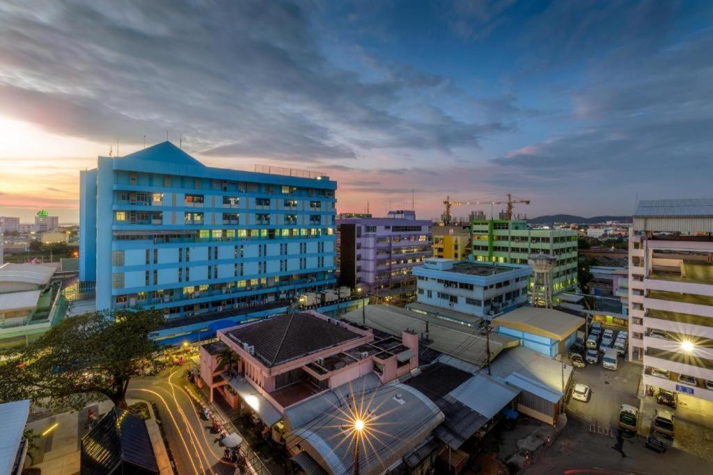 Deejai Hotel Si Racha Exterior photo