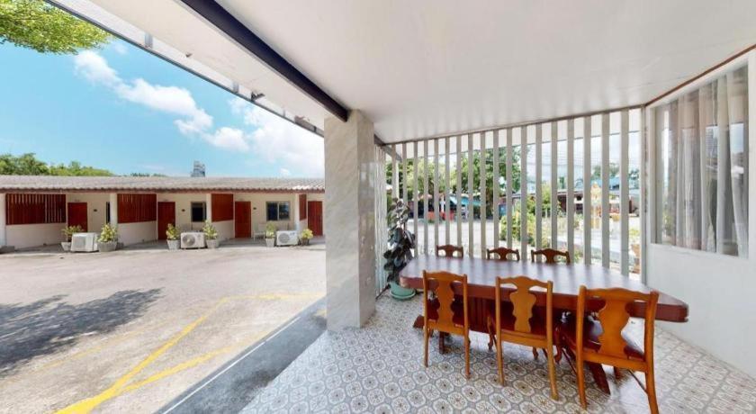 Deejai Hotel Si Racha Exterior photo